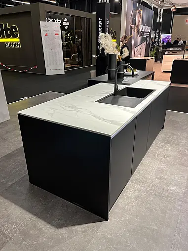 Exklusive Messeküche - Luxus pur - Insel mit integriertem Tisch - LED-Beleuchtungen - Siemens Geräte