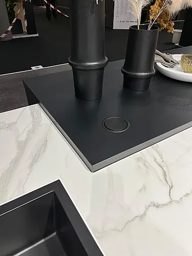 Exklusive Messeküche - Luxus pur - Insel mit integriertem Tisch - LED-Beleuchtungen - Siemens Geräte