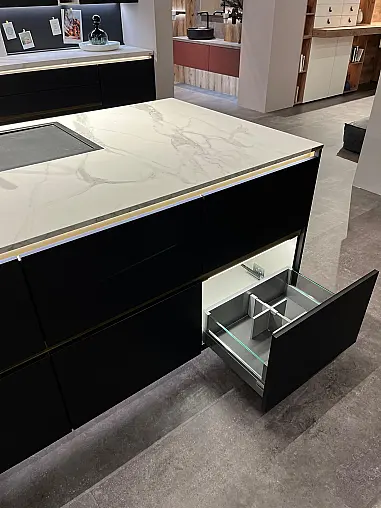 Exklusive Messeküche - Luxus pur - Insel mit integriertem Tisch - LED-Beleuchtungen - Siemens Geräte