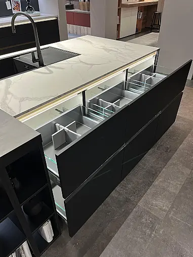 Exklusive Messeküche - Luxus pur - Insel mit integriertem Tisch - LED-Beleuchtungen - Siemens Geräte