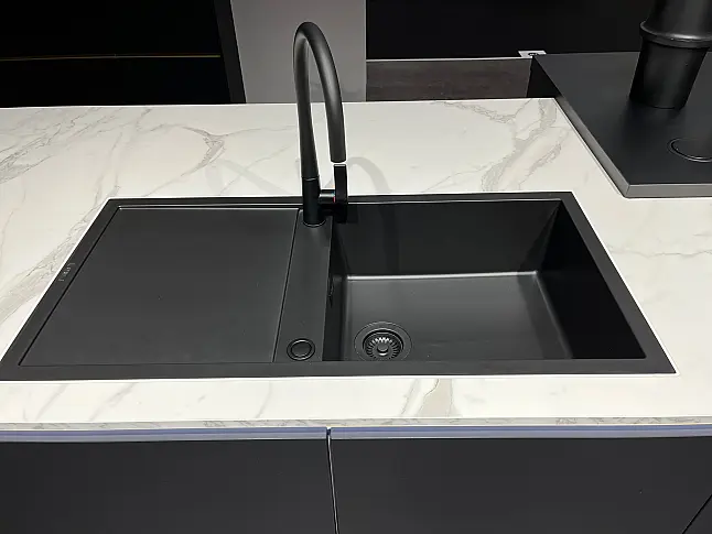 Exklusive Messeküche - Luxus pur - Insel mit integriertem Tisch - LED-Beleuchtungen - Siemens Geräte