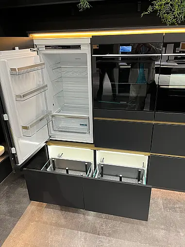 Exklusive Messeküche - Luxus pur - Insel mit integriertem Tisch - LED-Beleuchtungen - Siemens Geräte