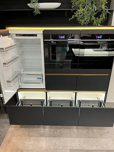 Exklusive Messeküche - Luxus pur - Insel mit integriertem Tisch - LED-Beleuchtungen - Siemens Geräte