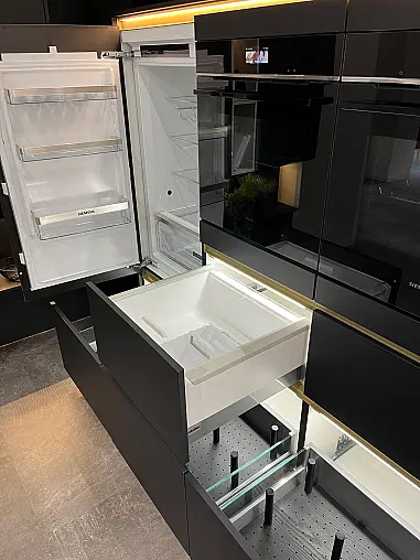 Exklusive Messeküche - Luxus pur - Insel mit integriertem Tisch - LED-Beleuchtungen - Siemens Geräte