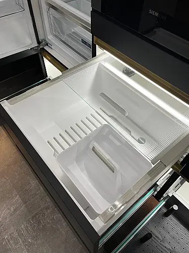 Exklusive Messeküche - Luxus pur - Insel mit integriertem Tisch - LED-Beleuchtungen - Siemens Geräte