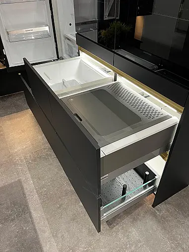 Exklusive Messeküche - Luxus pur - Insel mit integriertem Tisch - LED-Beleuchtungen - Siemens Geräte