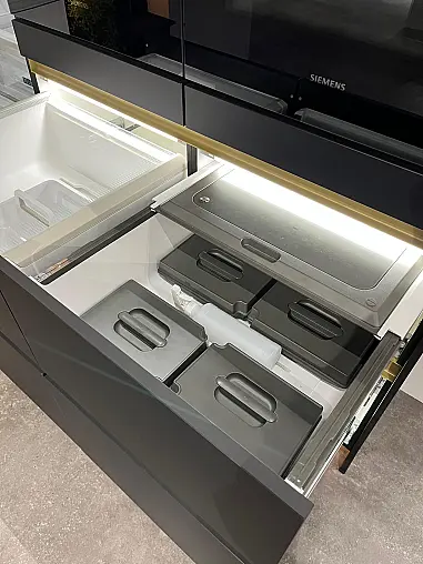 Exklusive Messeküche - Luxus pur - Insel mit integriertem Tisch - LED-Beleuchtungen - Siemens Geräte