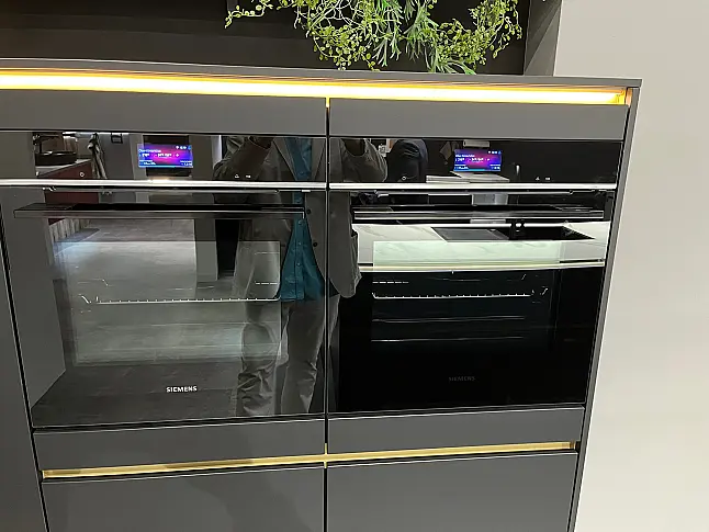 Exklusive Messeküche - Luxus pur - Insel mit integriertem Tisch - LED-Beleuchtungen - Siemens Geräte