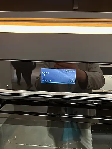 Exklusive Messeküche - Luxus pur - Insel mit integriertem Tisch - LED-Beleuchtungen - Siemens Geräte