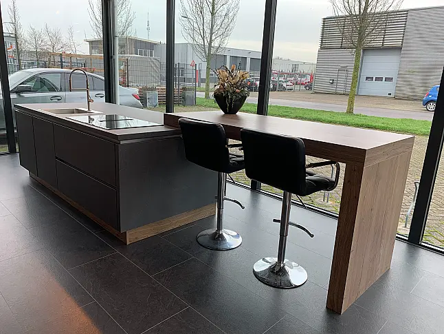 Moderne greeploze eilandkeuken in de kleur leisteen grijs