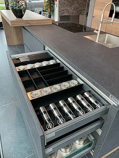 Moderne greeploze eilandkeuken in de kleur leisteen grijs