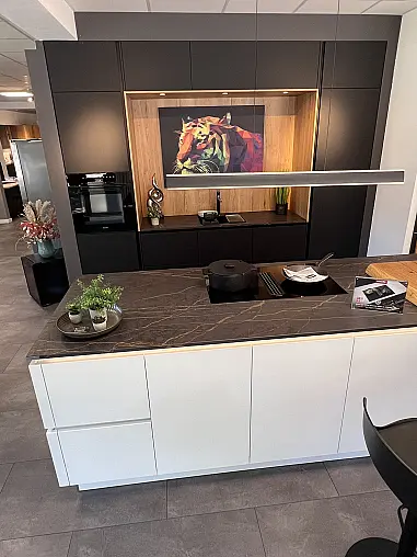 Moderne Küche mit Kochinsel , schwarz / weiß Mattlack mit Miele E-Geräte und Keramikarbeitsplatte