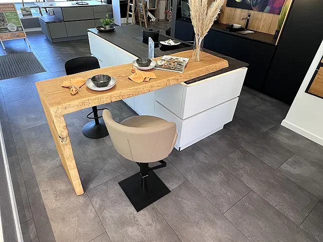 Moderne Küche mit Kochinsel , schwarz / weiß Mattlack mit Miele E-Geräte und Keramikarbeitsplatte
