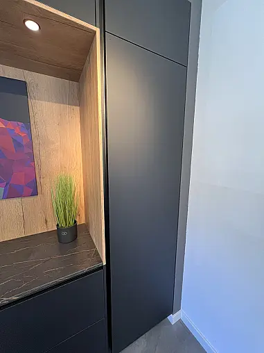 Moderne Küche mit Kochinsel , schwarz / weiß Mattlack mit Miele E-Geräte und Keramikarbeitsplatte
