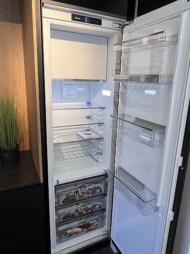 Moderne Küche mit Kochinsel , schwarz / weiß Mattlack mit Miele E-Geräte und Keramikarbeitsplatte