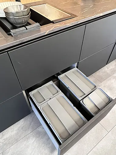 Moderne Küche mit Kochinsel , schwarz / weiß Mattlack mit Miele E-Geräte und Keramikarbeitsplatte