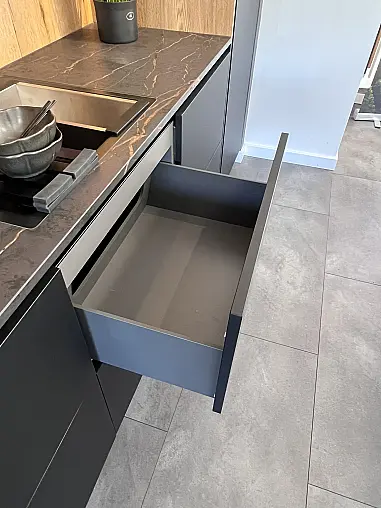 Moderne Küche mit Kochinsel , schwarz / weiß Mattlack mit Miele E-Geräte und Keramikarbeitsplatte