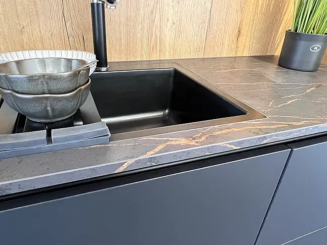 Moderne Küche mit Kochinsel , schwarz / weiß Mattlack mit Miele E-Geräte und Keramikarbeitsplatte