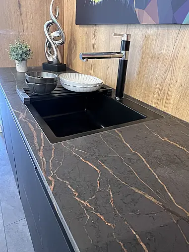 Moderne Küche mit Kochinsel , schwarz / weiß Mattlack mit Miele E-Geräte und Keramikarbeitsplatte