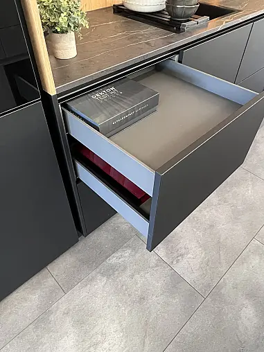 Moderne Küche mit Kochinsel , schwarz / weiß Mattlack mit Miele E-Geräte und Keramikarbeitsplatte