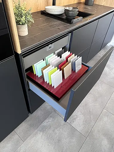 Moderne Küche mit Kochinsel , schwarz / weiß Mattlack mit Miele E-Geräte und Keramikarbeitsplatte