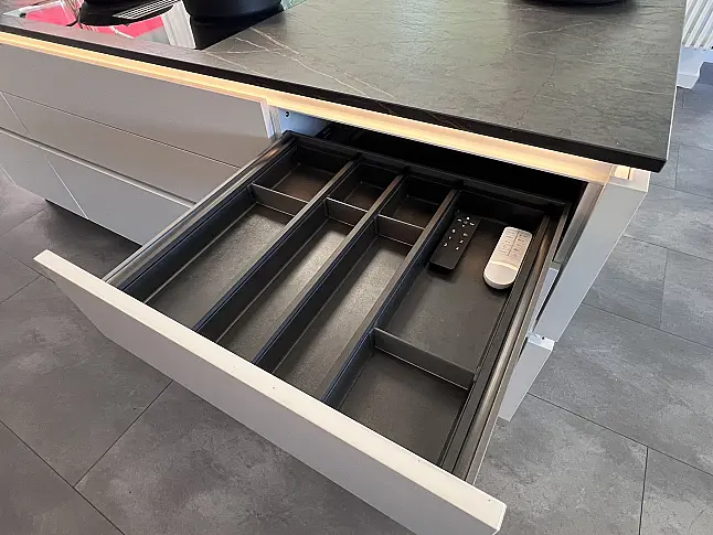 Moderne Küche mit Kochinsel , schwarz / weiß Mattlack mit Miele E-Geräte und Keramikarbeitsplatte