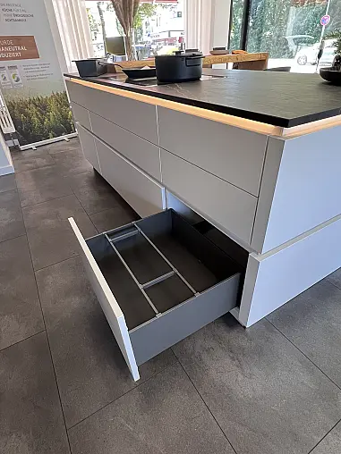 Moderne Küche mit Kochinsel , schwarz / weiß Mattlack mit Miele E-Geräte und Keramikarbeitsplatte