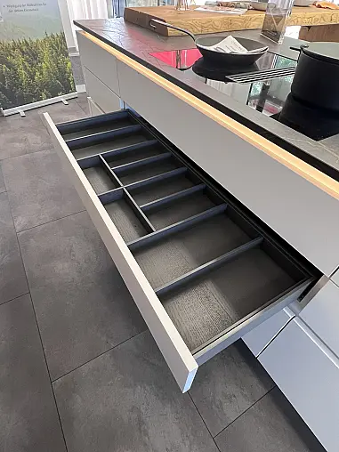 Moderne Küche mit Kochinsel , schwarz / weiß Mattlack mit Miele E-Geräte und Keramikarbeitsplatte