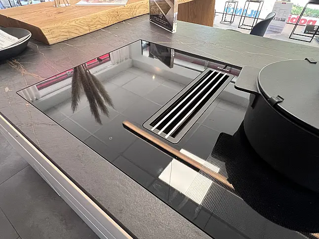 Moderne Küche mit Kochinsel , schwarz / weiß Mattlack mit Miele E-Geräte und Keramikarbeitsplatte