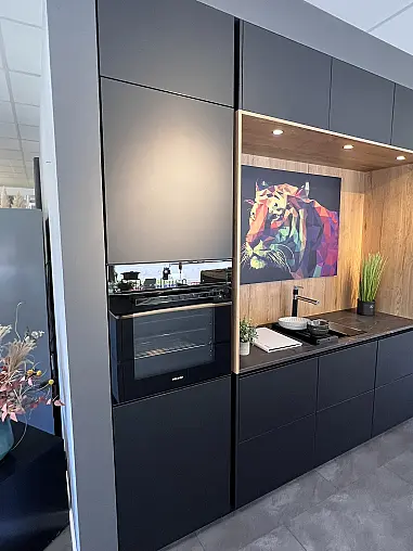 Moderne Küche mit Kochinsel , schwarz / weiß Mattlack mit Miele E-Geräte und Keramikarbeitsplatte