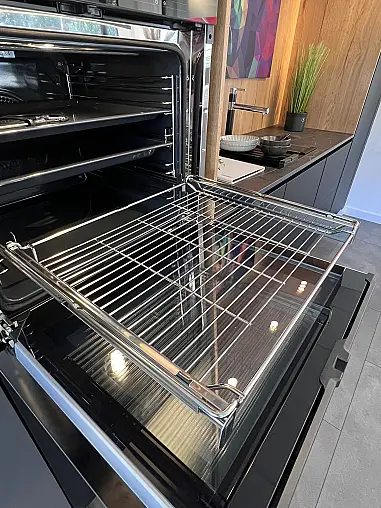 Moderne Küche mit Kochinsel , schwarz / weiß Mattlack mit Miele E-Geräte und Keramikarbeitsplatte