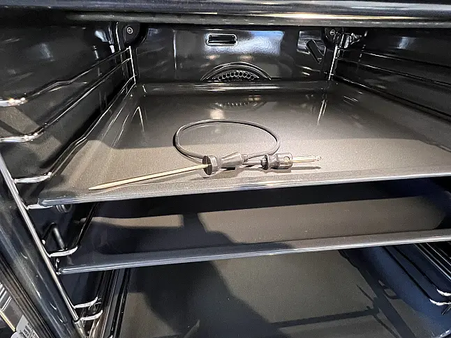 Moderne Küche mit Kochinsel , schwarz / weiß Mattlack mit Miele E-Geräte und Keramikarbeitsplatte