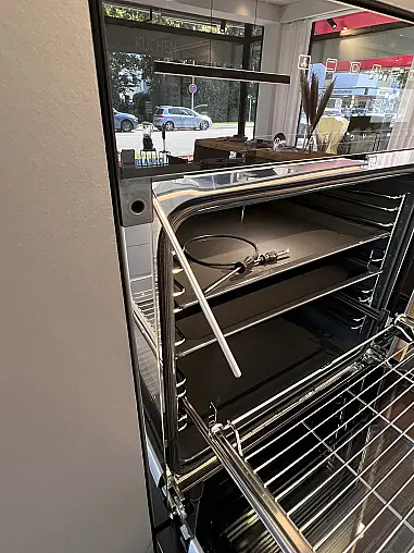 Moderne Küche mit Kochinsel , schwarz / weiß Mattlack mit Miele E-Geräte und Keramikarbeitsplatte