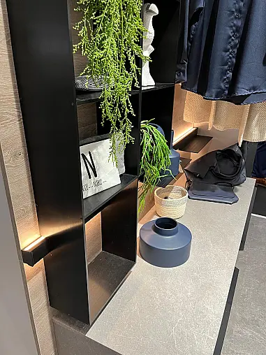 Exklusive Garderobe mit fantastischer LED-Beleuchtung und Regalen in Farbe Schwarz
