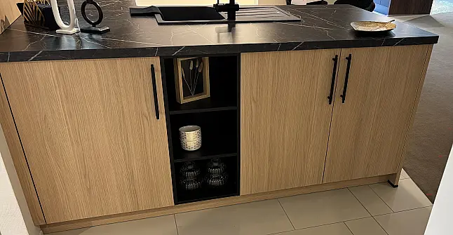 aktuelles Holzdekor in Kombination mit Schwarz inkl. Miele Geräten