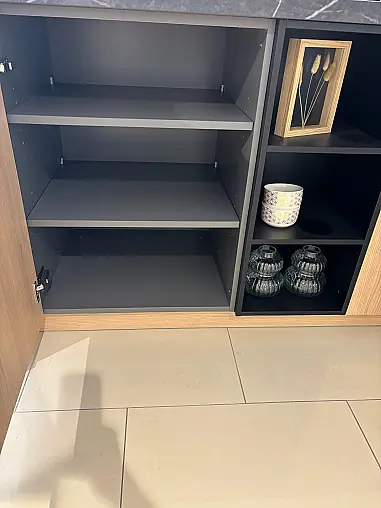 aktuelles Holzdekor in Kombination mit Schwarz inkl. Miele Geräten