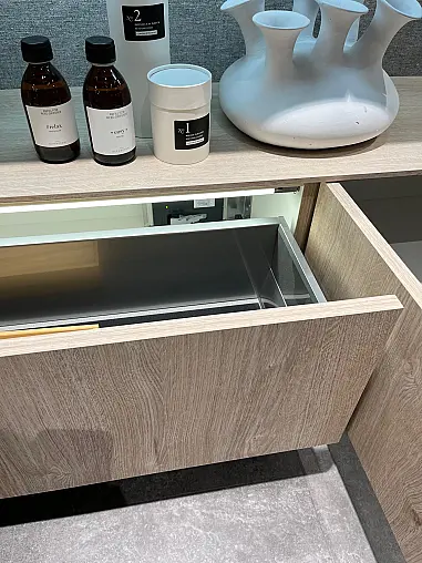 Exklusives Badezimmer / Waschtisch mit Vitrinen-Schränken und Schubladen - Messestück