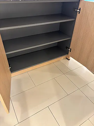 aktuelles Holzdekor in Kombination mit Schwarz inkl. Miele Geräten