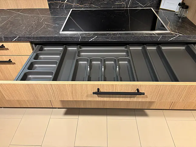 aktuelles Holzdekor in Kombination mit Schwarz inkl. Miele Geräten