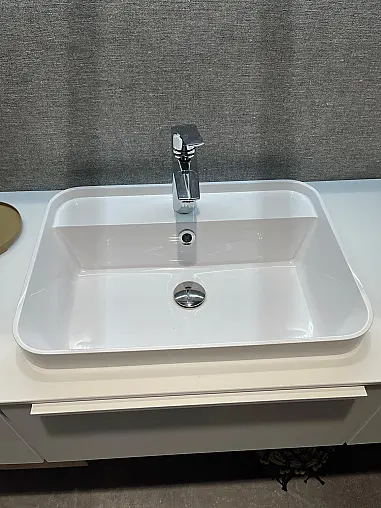 Exklusives Badezimmer / Waschtisch mit Vitrinen-Schränken und Schubladen - Messestück