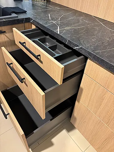 aktuelles Holzdekor in Kombination mit Schwarz inkl. Miele Geräten