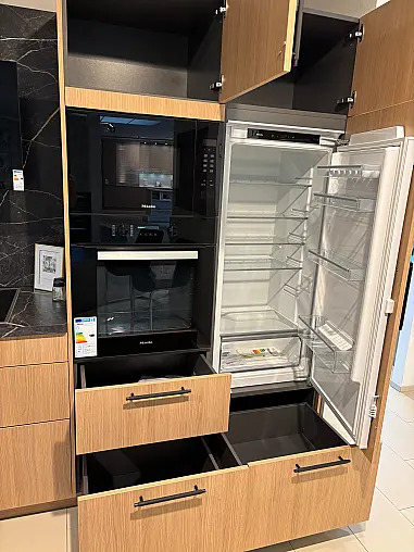 aktuelles Holzdekor in Kombination mit Schwarz inkl. Miele Geräten