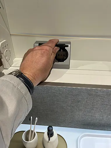 Exklusives Badezimmer / Waschtisch mit Vitrinen-Schränken und Schubladen - Messestück