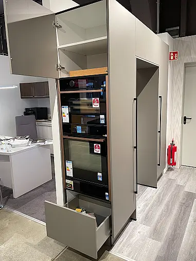Moderne Küchenkombination in aktueller Farbkombination