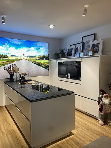 Designküche mit exklusiver Natursteinarbeitsplatte