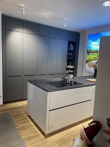 Designküche mit exklusiver Natursteinarbeitsplatte