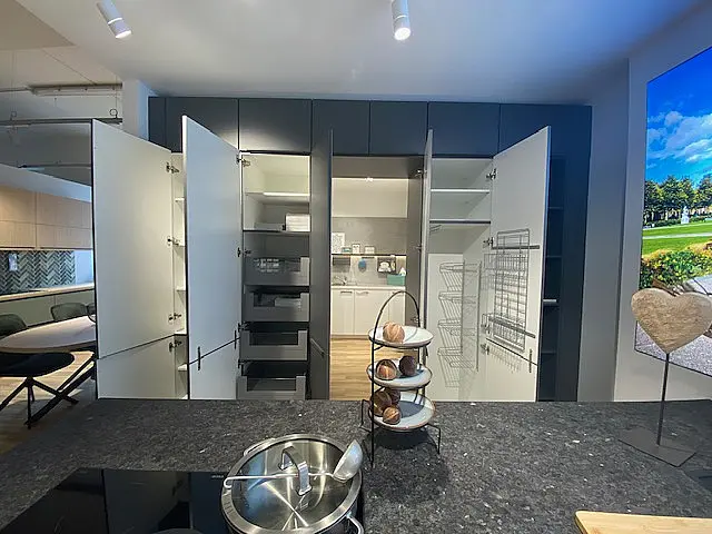 Designküche mit exklusiver Natursteinarbeitsplatte