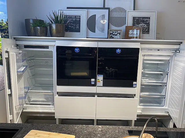 Designküche mit exklusiver Natursteinarbeitsplatte