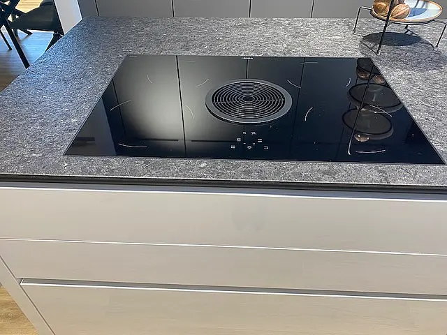 Designküche mit exklusiver Natursteinarbeitsplatte