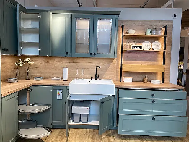 Landhaus-Küche mit XXL-Sparvorteil
